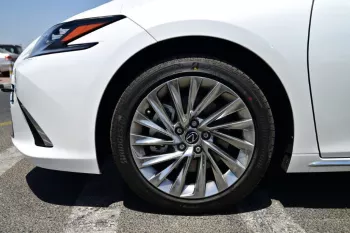 LEXUS ES350 SIGNET 2025 MODEL YEAR 3.5L WHITE COLOR EXTERIOR