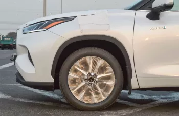 TOYOTA HIGHLANDER HYBRID 2.5L 2024 MODEL YEAR WHITE COLOR