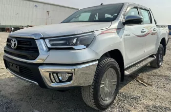 2025 Toyota Hilux SR5 Double Cab (Full-Option with Push-Start & Rear Differential-Lock) 2.7L 4-Cyl Petrol M/T 4x4