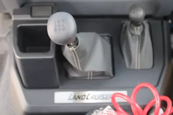TOYOTA LAND CRUISER 76 2025 MODEL YEAR 4.0L V6 PETROL G1 WHITE COLOR