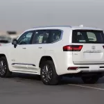 TOYOTA LAND CRUISER VXR HYBRID 2025 MODEL YEAR FULL OPTION WHITE COLOR - Thumbnail 4