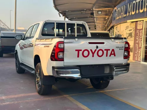 Toyota hilux SR.5 4.0L Petrol 2025 Model Year White Color Exterior 