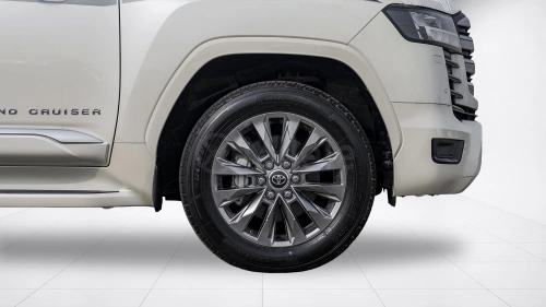 TOYOTA LAND CRUISER 300 GXR 3.3L 2025 MODEL YEAR WHITE EXTERIOR