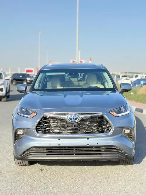 Toyota Highlander Platinum 2.5L Hybrid 2024 Model Year Silver Color Exterior 