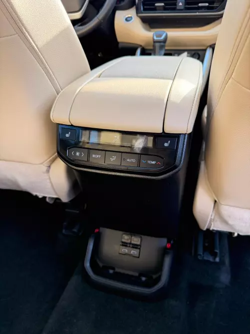 Toyota Highlander Platinum 2.5L Hybrid 2024 Model Year Silver Color Exterior 