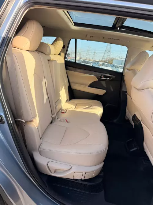 Toyota Highlander Platinum 2.5L Hybrid 2024 Model Year Silver Color Exterior 