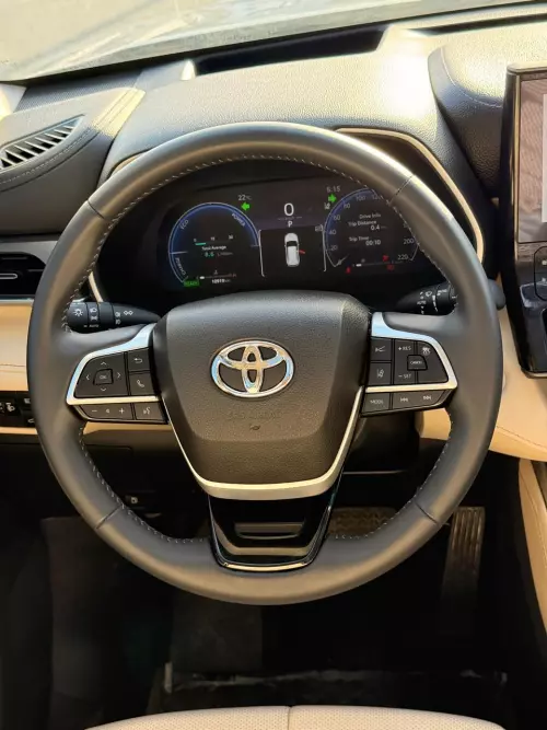 Toyota Highlander Platinum 2.5L Hybrid 2024 Model Year Silver Color Exterior 