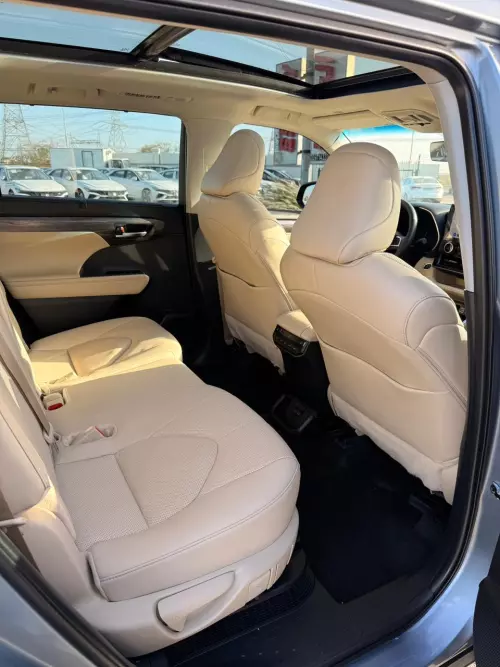 Toyota Highlander Platinum 2.5L Hybrid 2024 Model Year Silver Color Exterior 