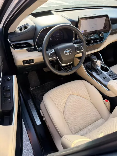 Toyota Highlander Platinum 2.5L Hybrid 2024 Model Year Silver Color Exterior 
