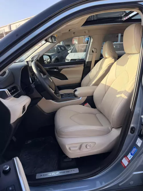 Toyota Highlander Platinum 2.5L Hybrid 2024 Model Year Silver Color Exterior 