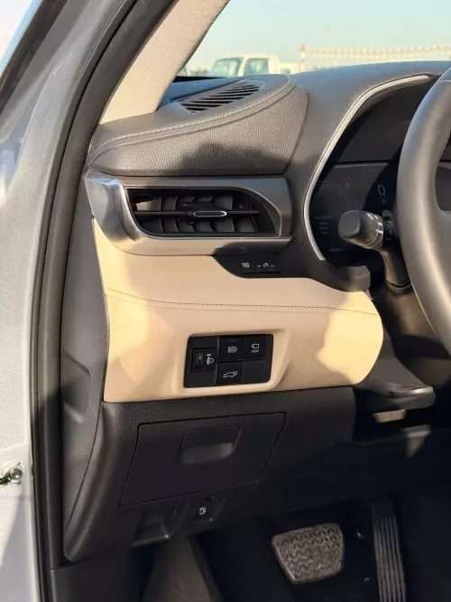 Toyota Highlander Platinum 2.5L Hybrid 2024 Model Year Silver Color Exterior 