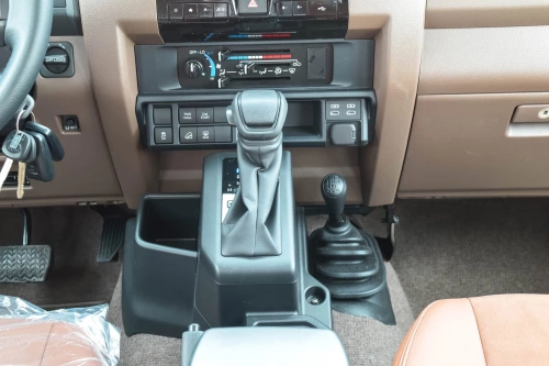 Toyota Land Cruiser LC76 Hardtop 4.0L V6 2025 - Beige