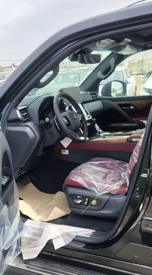Lexus LX700h Signature 3.5l Hybrid - 2025 with Autopark  (Black / Red)