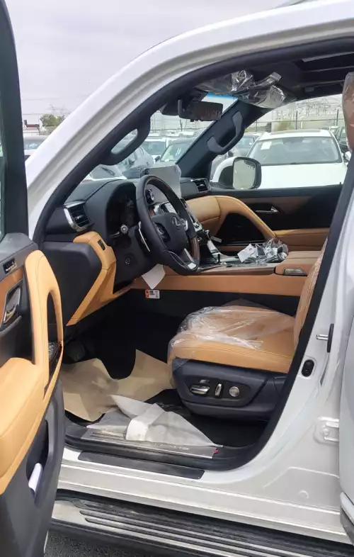 Lexus LX700h Signature 3.5l Hybrid  - 2025  with Autopark  (White/ Tan)