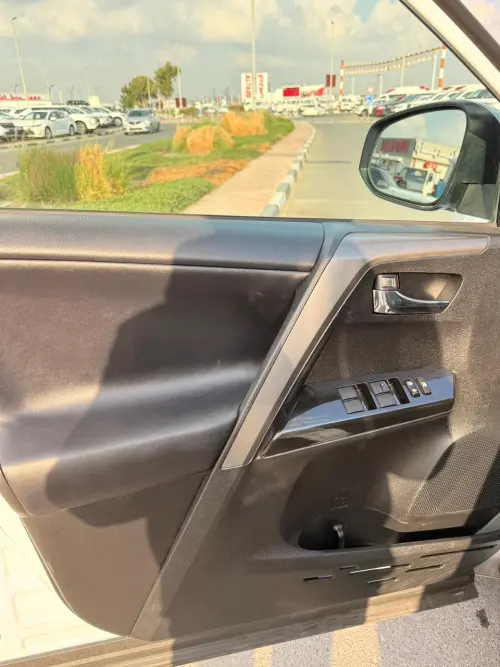 تويوتا راف 4 ليميتد 2.5L بنزين مستعملة 2017 - أبيض