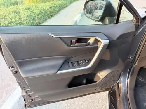 تويوتا RAV4 LE أوتوماتيك 2019 - لون رمادي