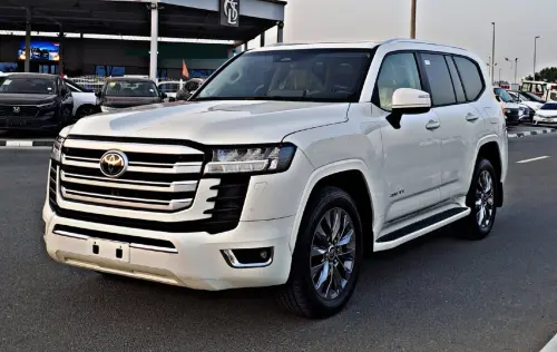 تويوتا لاندكروزر LC300 GXR 3.5L توين تيربو مستعملة 2025 -  لون أبيض