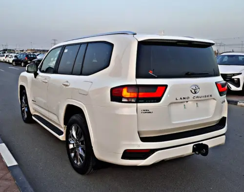 تويوتا لاندكروزر LC300 GXR 3.5L توين تيربو مستعملة 2025 -  لون أبيض