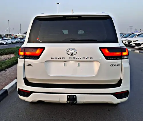 تويوتا لاندكروزر LC300 GXR 3.5L توين تيربو مستعملة 2025 -  لون أبيض