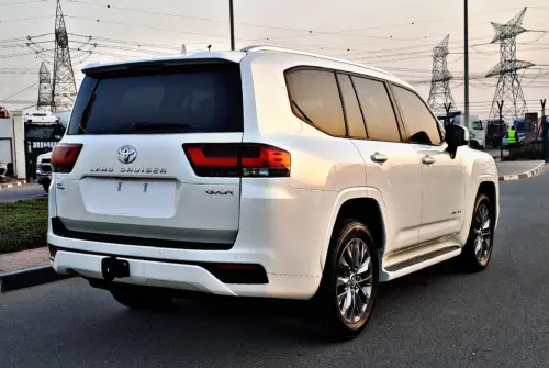 تويوتا لاندكروزر LC300 GXR 3.5L توين تيربو مستعملة 2025 -  لون أبيض