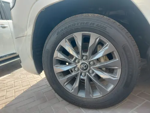 تويوتا لاندكروزر LC300 GXR 3.5L توين تيربو مستعملة 2025 -  لون أبيض