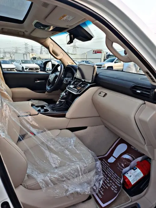 تويوتا لاندكروزر LC300 GXR 3.5L توين تيربو مستعملة 2025 -  لون أبيض