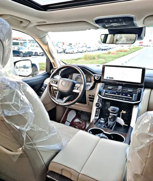 تويوتا لاندكروزر LC300 GXR 3.5L توين تيربو مستعملة 2025 -  لون أبيض