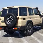تويوتا لاندكروزر هاردتوب LC76 أوتوماتيك مستعملة 2025 بنزين - لون بيج - Thumbnail 5