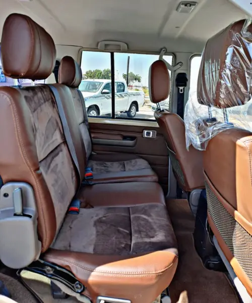 تويوتا لاندكروزر هاردتوب LC76 أوتوماتيك مستعملة 2025 بنزين - لون بيج