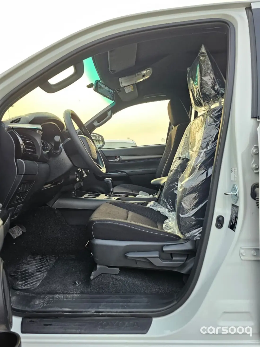 Toyota Hilux Adventure 2026 4.0L V6 White Exterior Black Interior - Photo 9