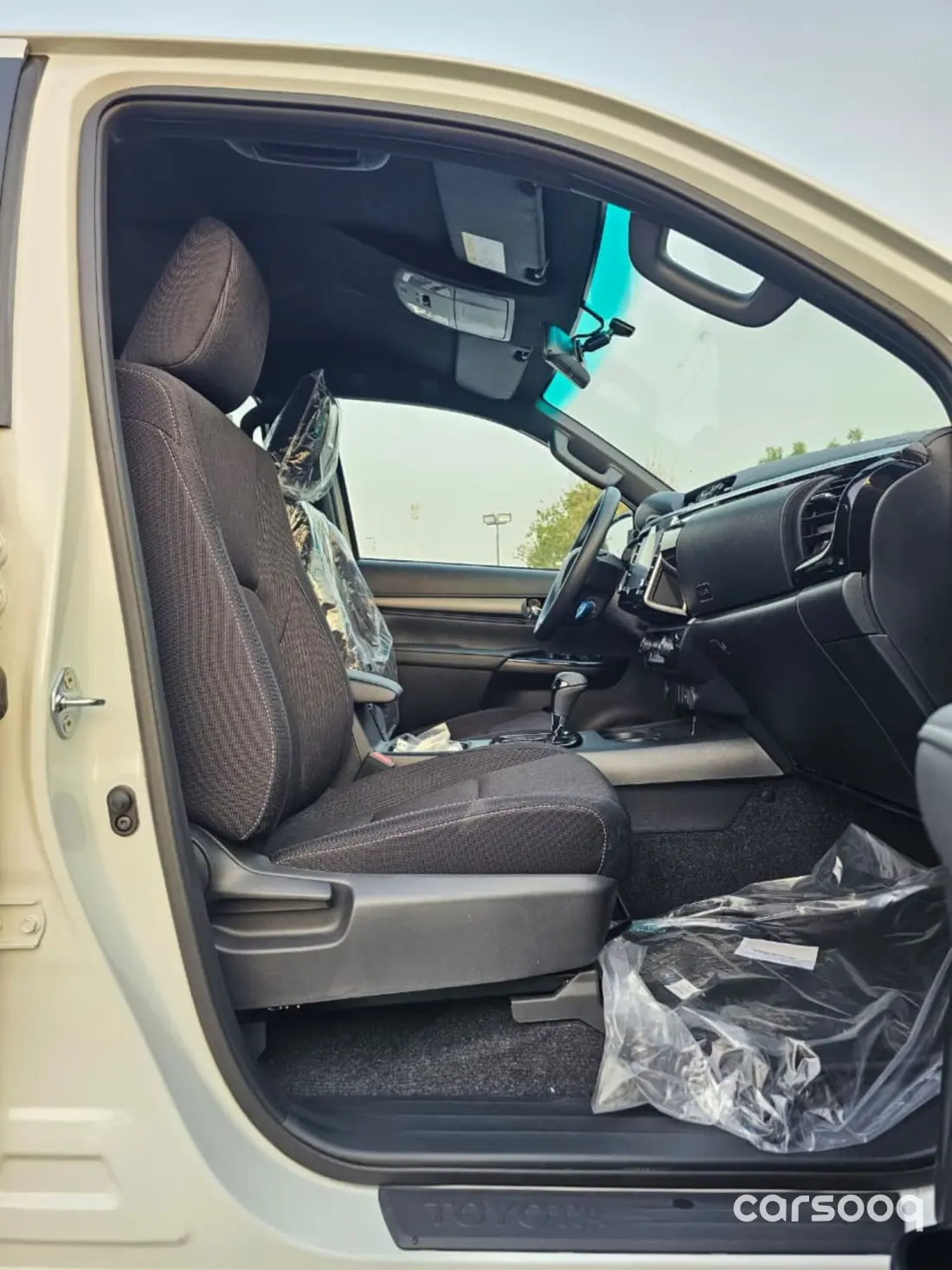 Toyota Hilux Adventure 2026 4.0L V6 White Exterior Black Interior - Photo 10