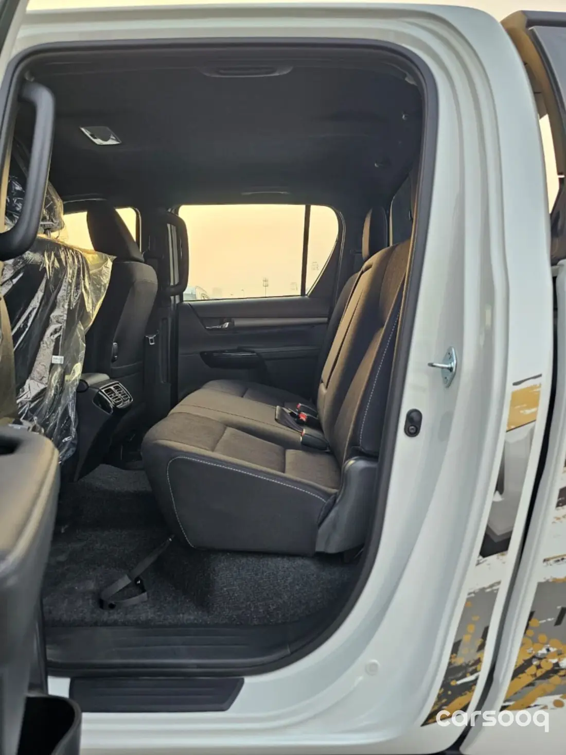 Toyota Hilux Adventure 2026 4.0L V6 White Exterior Black Interior - Photo 11