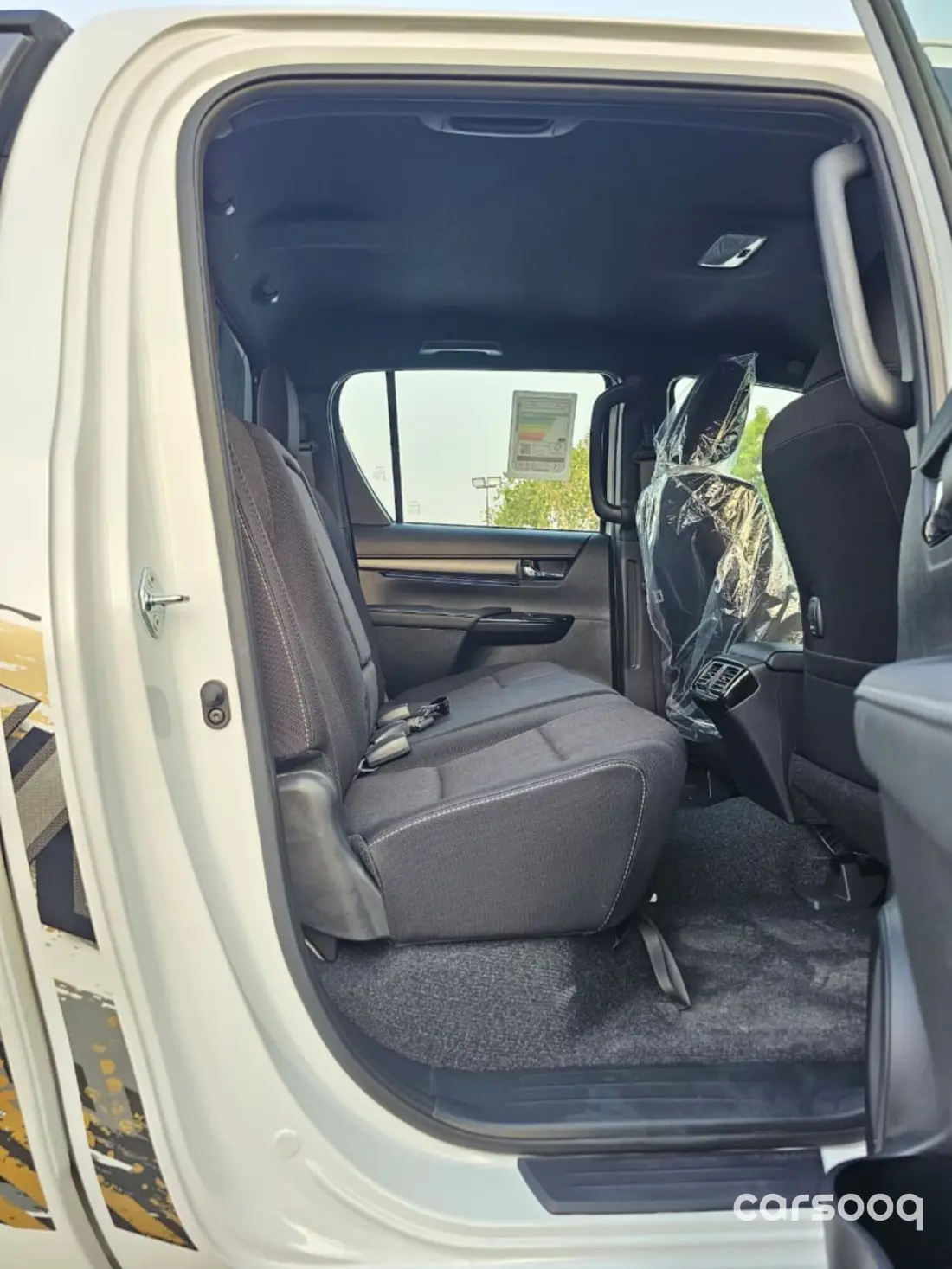 Toyota Hilux Adventure 2026 4.0L V6 White Exterior Black Interior - Photo 12