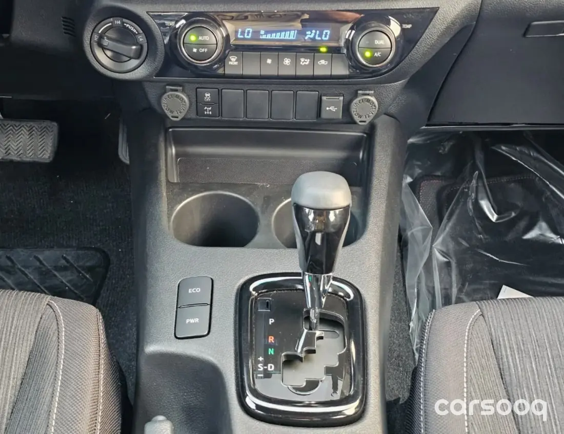 Toyota Hilux Adventure 2026 4.0L V6 White Exterior Black Interior - Photo 16