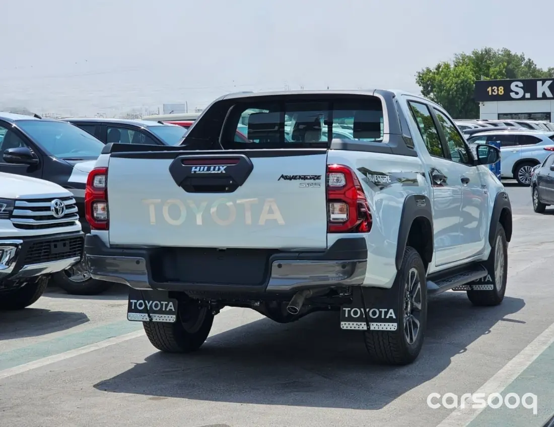 Toyota Hilux SR5 Adventure 2026 4.0L V6 White Exterior Grey Interior - Photo 4