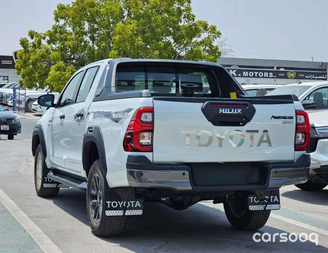 Toyota Hilux SR5 Adventure 2026 4.0L V6 White Exterior Grey Interior - Photo 5