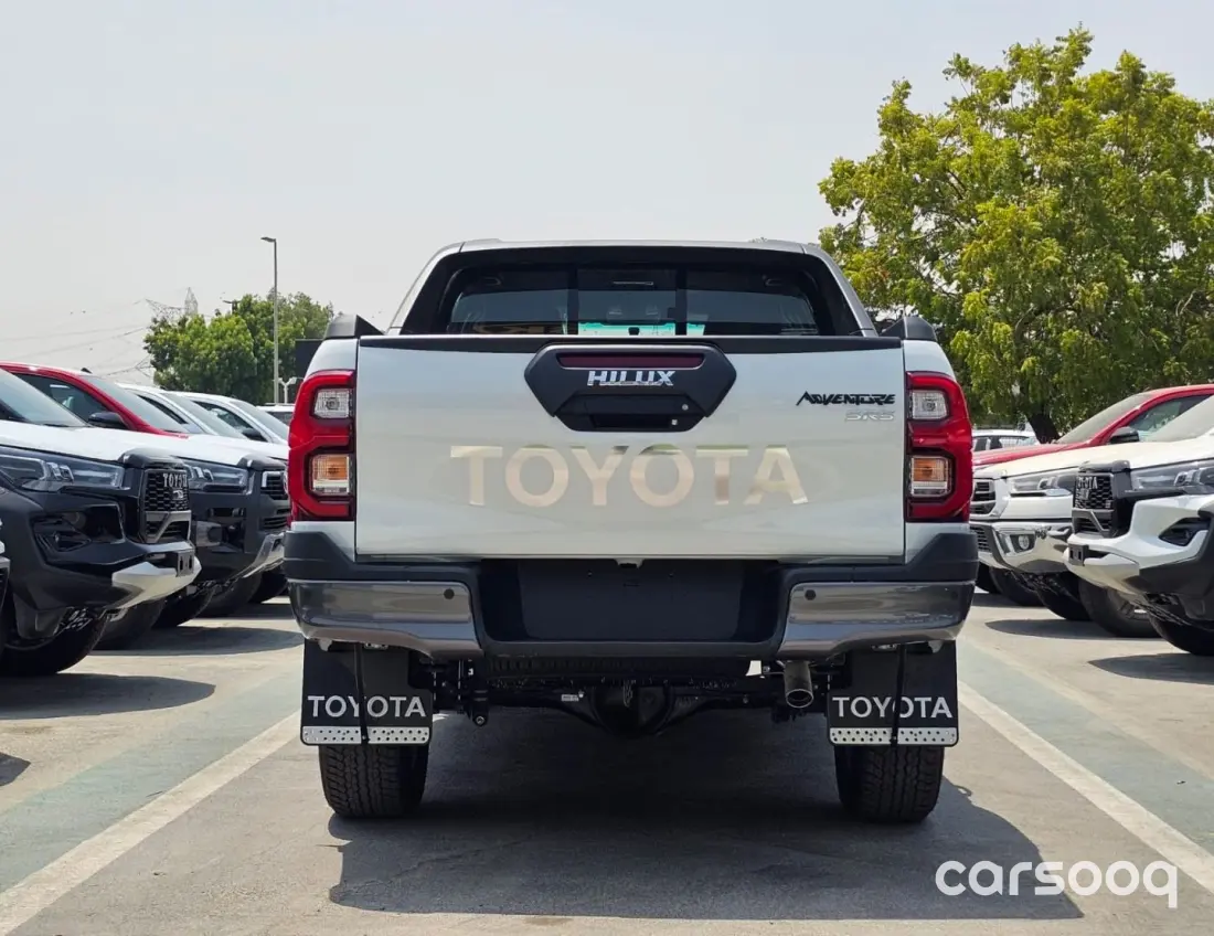 Toyota Hilux SR5 Adventure 2026 4.0L V6 White Exterior Grey Interior - Photo 6