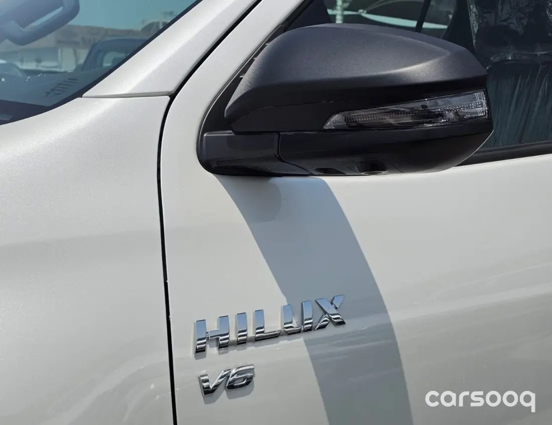 Toyota Hilux SR5 Adventure 2026 4.0L V6 White Exterior Grey Interior - Photo 7