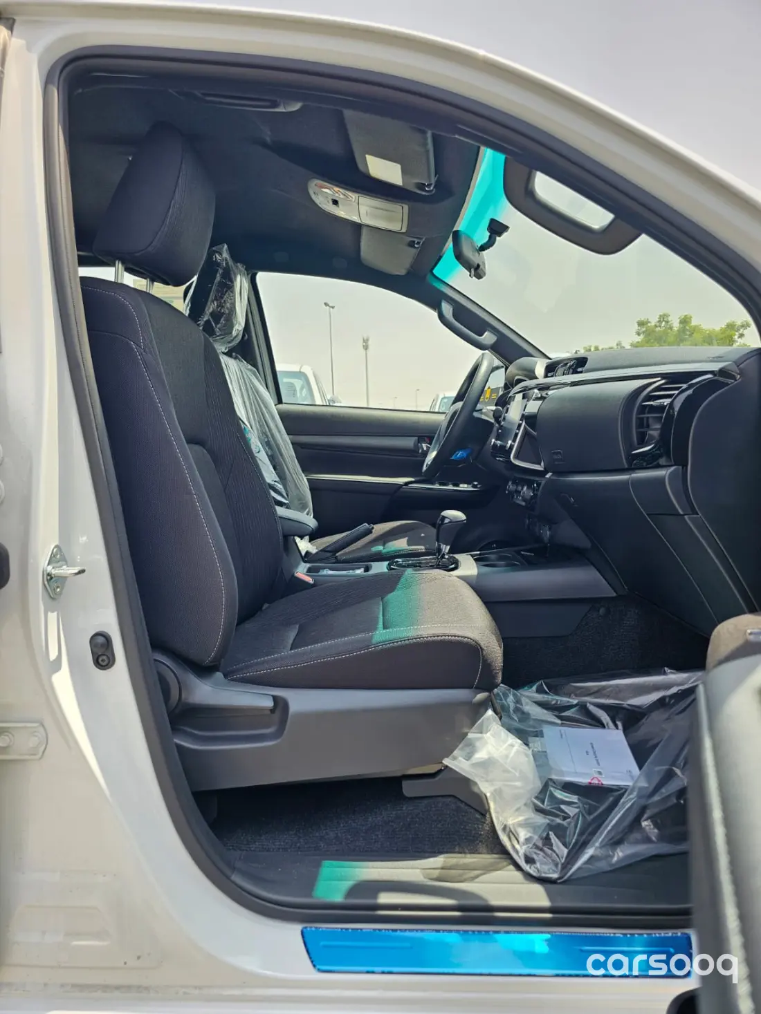 Toyota Hilux SR5 Adventure 2026 4.0L V6 White Exterior Grey Interior - Photo 10