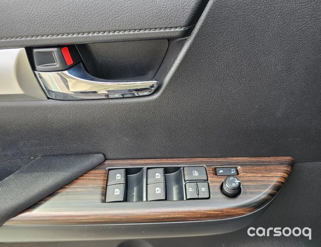 Toyota Hilux SR5 2026 Model Year 4.0L V6 Grey Exterior Grey Fabric Interior - Photo 17