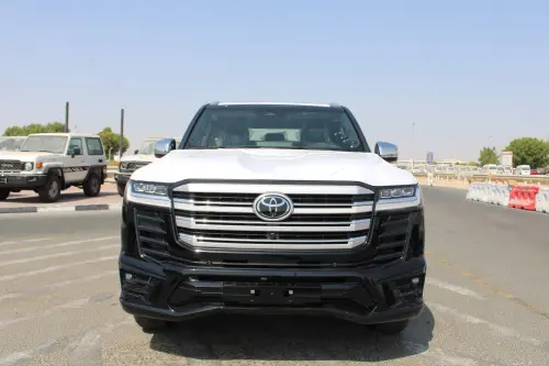 سيارة تويوتا لاند كروزر 300 VXR موديل 2026 سعة 3.3 لتر توين توربو ديزل V6 أسود