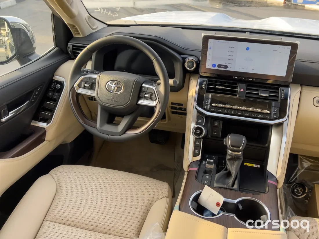 TOYOTA Land Cruiser LC300 VX 2026 4.0L - Black Exterior Beige Interior (Omani) - Photo 16