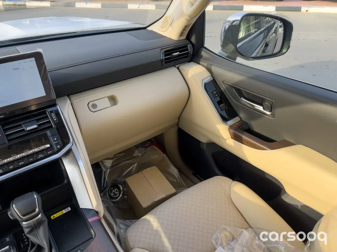 TOYOTA Land Cruiser LC300 VX 2026 4.0L - Black Exterior Beige Interior (Omani) - Photo 17