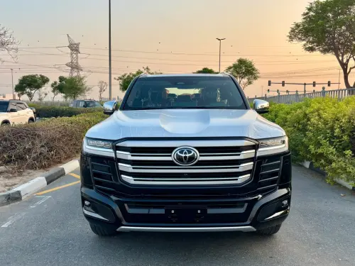 سيارة تويوتا لاند كروزر LC300 موديل 2026 VXR سعة 3.5 لتر V6 هايبرد أسود