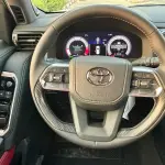 سيارة تويوتا لاند كروزر LC300 موديل 2026 VXR سعة 3.5 لتر V6 هايبرد أسود - Thumbnail 15