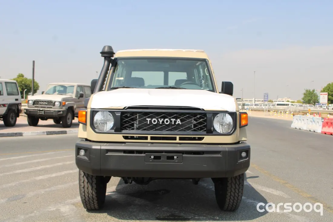 Toyota Land Cruiser LC78 2026 Model 4.0L V6 Manual - GCC Specs - Beige/Grey - Photo 2