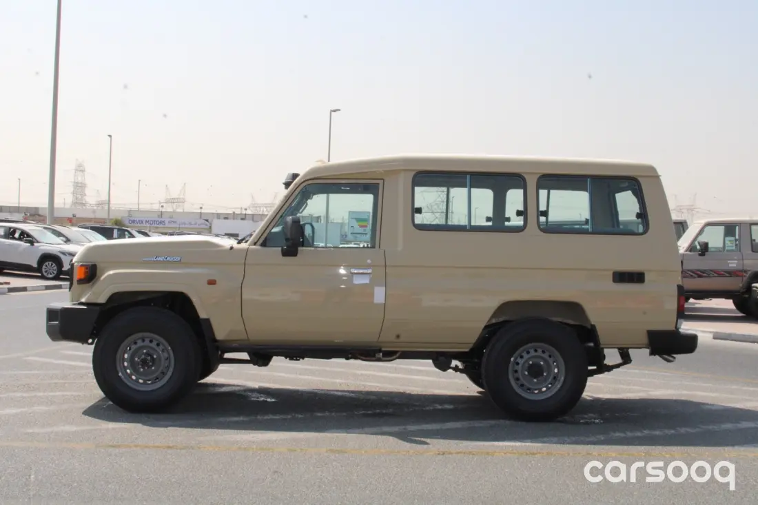 Toyota Land Cruiser LC78 2026 Model 4.0L V6 Manual - GCC Specs - Beige/Grey - Photo 3