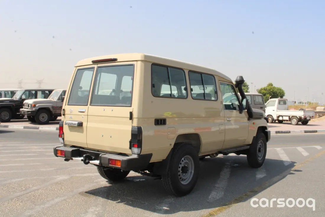 Toyota Land Cruiser LC78 2026 Model 4.0L V6 Manual - GCC Specs - Beige/Grey - Photo 4