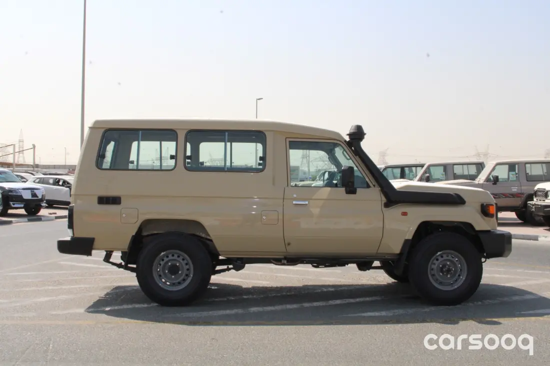 Toyota Land Cruiser LC78 2026 Model 4.0L V6 Manual - GCC Specs - Beige/Grey - Photo 5
