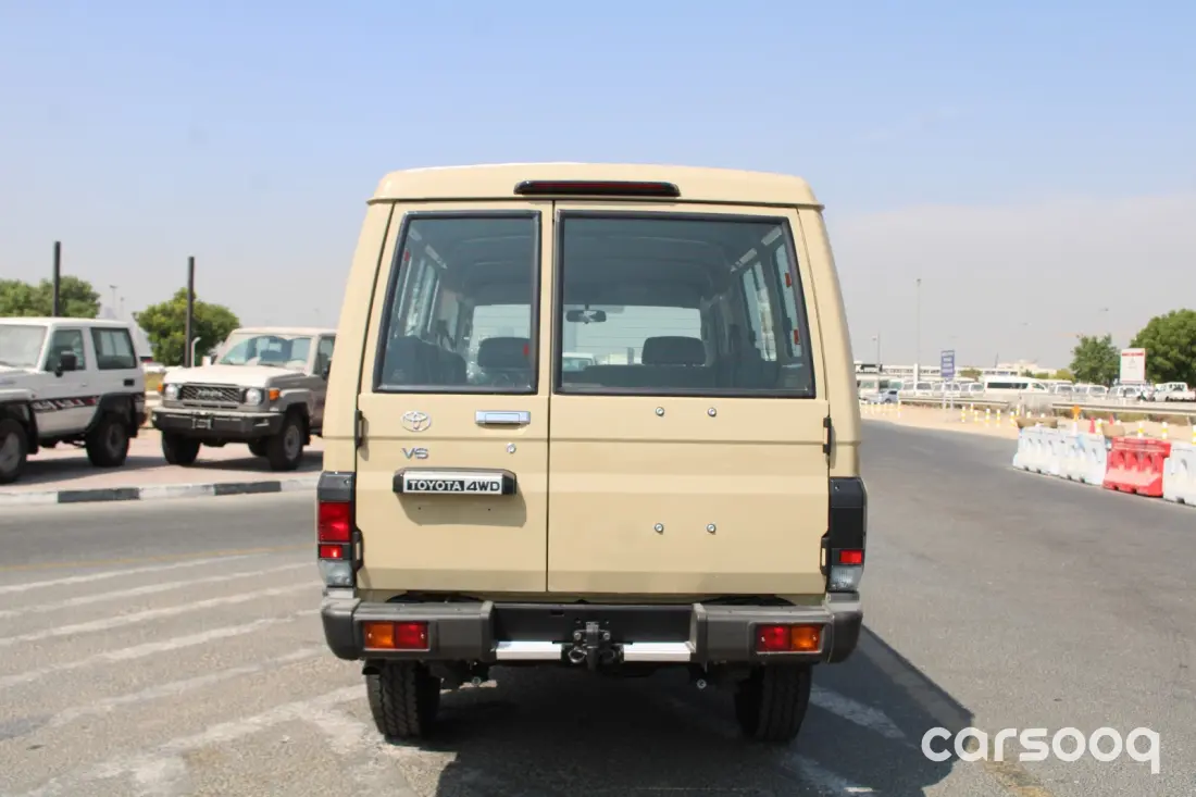 Toyota Land Cruiser LC78 2026 Model 4.0L V6 Manual - GCC Specs - Beige/Grey - Photo 6
